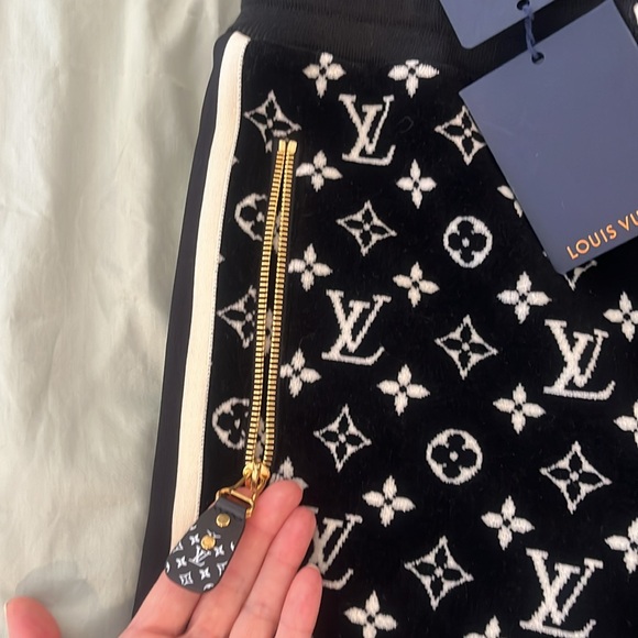 LVMonogram toweling/velour traveling Jogging Pants with zippers on bottoms / box - Picture 6 of 15